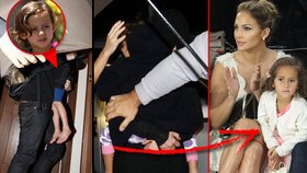 Jennifer Lopez zahalená v černém svetru odnáší do hotelu rozespalou Emme v pyžámku. Její přítel Casper nese Maxe