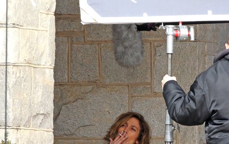 Jennifer Lopez s cigárem a v teplácích.