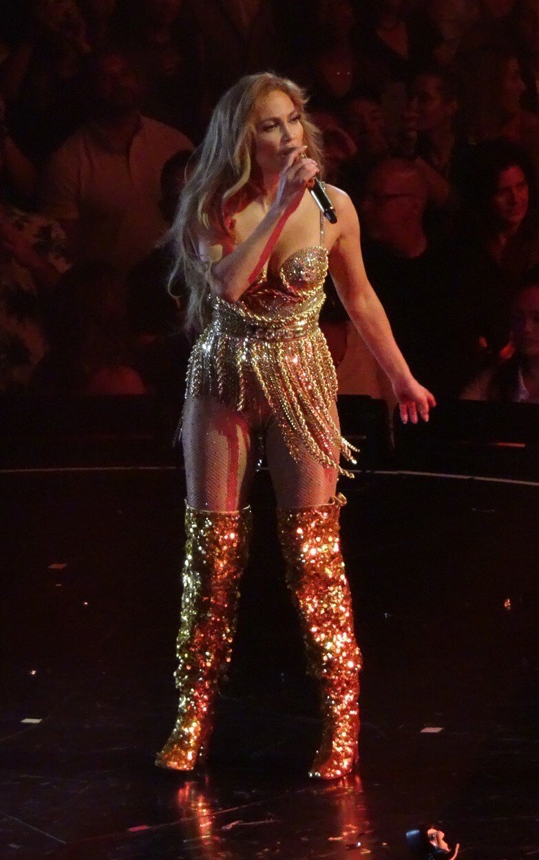 Jennifer Lopez ve zlatém kostýmku se zlatými botami na koncertě v roce 2019.