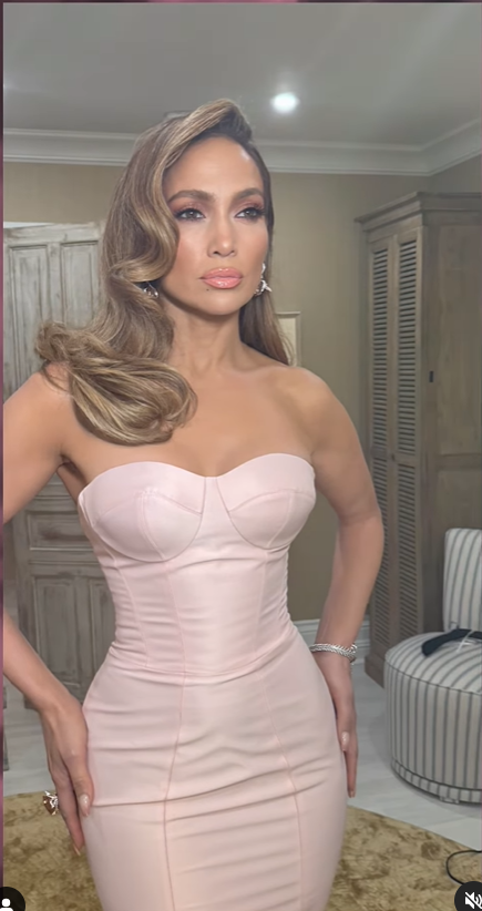 Jennifer Lopez ve své šatně. 