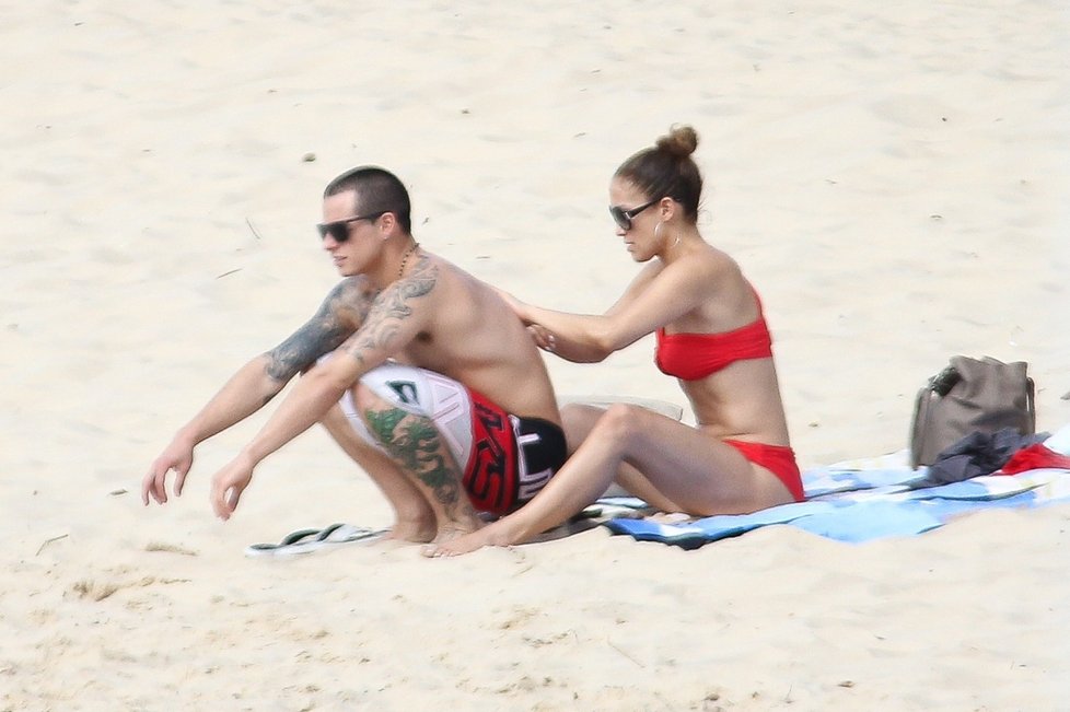 Casper s Lopez na pláži. Jennifer je svědomitá přítelkyně