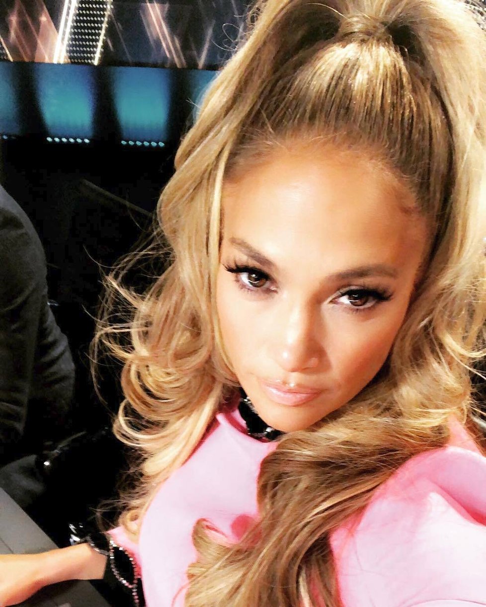 Jennifer Lopez snad mládne před očima. Je porotkyní v televizní soutěži World of Dance a na Instagram přidala selfie účesu, ve kterém se objevila na natáčení. Vysoko vyčesaný falešný culík jí neuvěřitelně slušel.