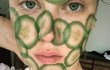 Herečka Jenovéfa Boková si dává před zahájením festivalu okurkovou masku Herečka Jenovéfa Boková si dává před zahájením festivalu okurkovou masku