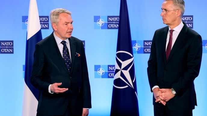 Generální tajemník NATO Jens Stoltenberg a finský ministr zahraničních věcí Pekka Haavisto