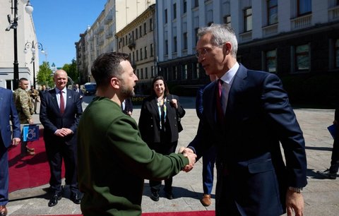 ONLINE: Šéf NATO jednal v Kyjevě se Zelenským. Ukrajinský prezident zmínil munici
