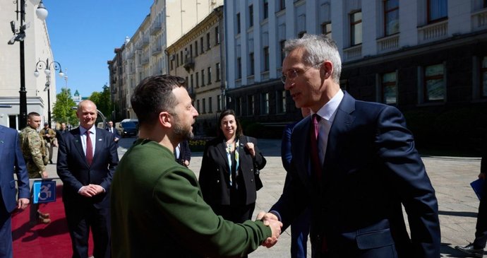 ONLINE: Šéf NATO jednal v Kyjevě se Zelenským. Ukrajinský prezident zmínil munici