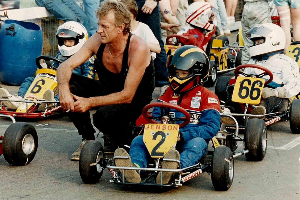 Táta se synem před závodem motokár, ve kterých byl pozdější šampion náramně úspěšný