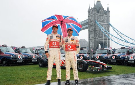 Za Británii! Za královnu! Jenson Button (vlevo) a Lewis Hamilton chtějí přinést anglickým fanouškům konečně radost.