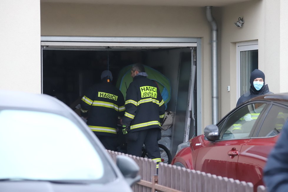 V Jenštejně nedaleko Prahy uštknul jedovatý had osmiletou holčičku. Podle odborníka se může jednat o chřestýše nebo zmiji.  Místní, hasiči i policie od pátku pátrali po něm na zahradách i v domech