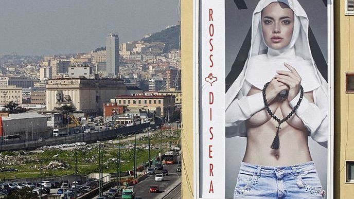 Neapol šokuje před návštěvou papeže billboard s nahou jeptiškou
