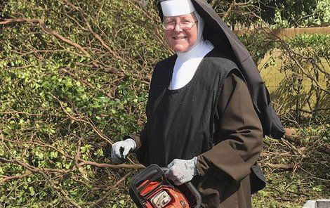 Sestra Margaret Ann se těžké práci nevyhýbá.