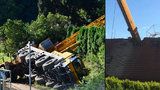 Na rodinný dům u Prahy spadl jeřáb: Rozdrtil střechu, jeden zraněný