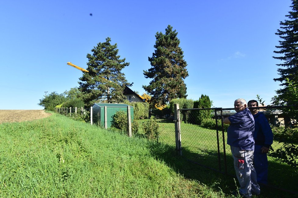 V Miškovicích spadl jeřáb na dům. Jeřábníka odvezla zdravotnická záchranná služba, policie na místě vyšetřuje, zda došlo k pochybení ze strany zaměstnanců, nebo k technické závadě.