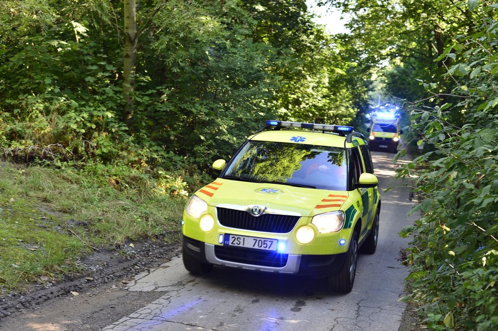 V Miškovicích spadl jeřáb na dům. Jeřábníka odvezla zdravotnická záchranná služba, policie na místě vyšetřuje, zda došlo k pochybení ze strany zaměstnanců, nebo k technické závadě.