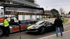 Podnikatel Amar Dezic si vystavil ferrari na balkónu.