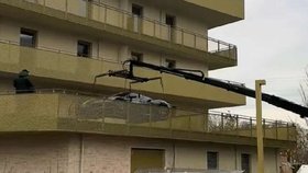 Podnikatel Amar Dezic si vystavil ferrari na balkónu.