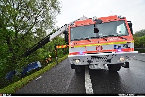Hasičský zásah u dopravní nehody v Šenově na Ostravsku. Řidička superbu vyvázla bez zranění. Na místě byl i speciální jeřáb Tatra Omars.