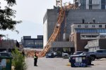 V kanadském městě Kelowna se z rozestavěné budovy zřítil jeřáb. Tragédie si vyžádala několik životů.