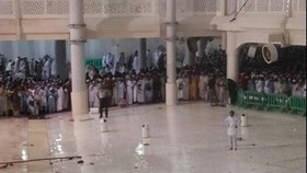 Desítky mrtvých po pádu jeřábu v mešitě v Mekce