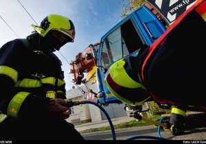 Pod stavebním jeřábem se ve čtvrtek v Žabni na Frýdecko-Místecku utrhla krajnice. Kolos skončil hluboko zabořený do podmáčeného podloží vedle silnice.