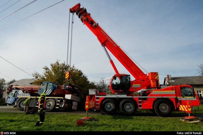 Pod stavebním jeřábem se ve čtvrtek v Žabni na Frýdecko-Místecku utrhla krajnice. Kolos skončil hluboko zabořený do podmáčeného podloží vedle silnice.