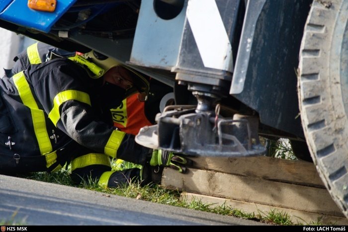 Pod stavebním jeřábem se ve čtvrtek v Žabni na Frýdecko-Místecku utrhla krajnice. Kolos skončil hluboko zabořený do podmáčeného podloží vedle silnice.