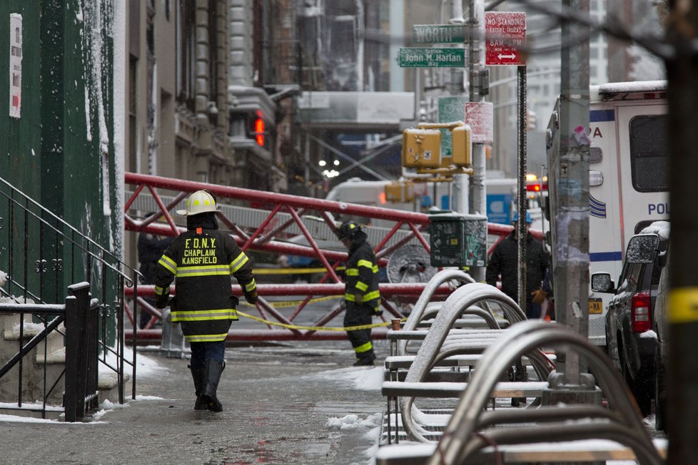 Obětí pádu jeřábu v New Yorku byl podle AP 38letý rodák z Prahy