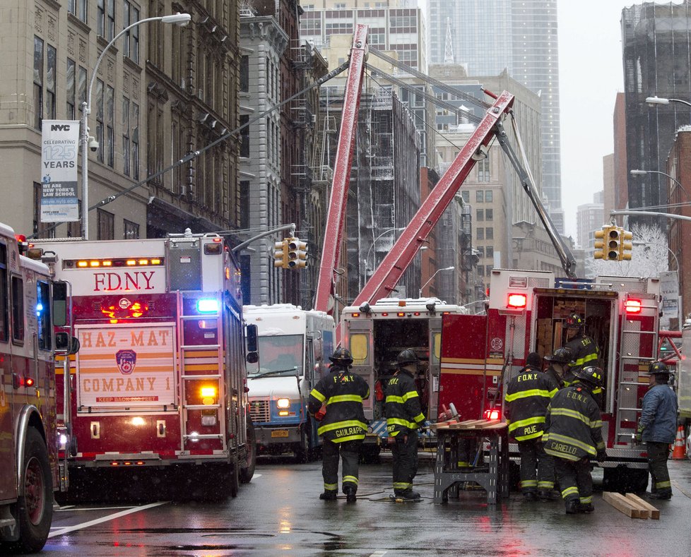 Obětí pádu jeřábu v New Yorku byl podle AP 38letý rodák z Prahy