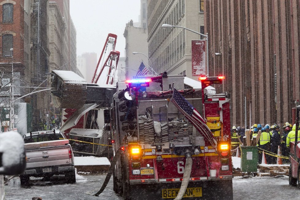 Obětí pádu jeřábu v New Yorku byl podle AP 38letý rodák z Prahy