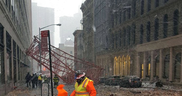 V New Yorku se zřítil jeřáb, nejméně jeden člověk zahynul.