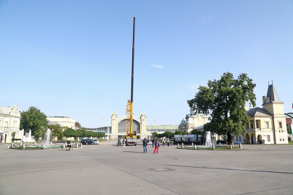 Na pražském Výstavišti se zničehonic objevil jeřáb, na němž visí síť plná míčků.