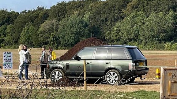 Clarksonův Range Rover skončil pod hromadou kompostu. Vypadalo to na akci ekoaktivistů