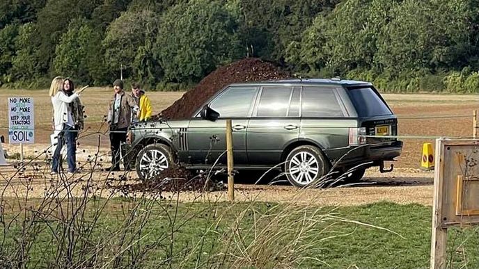 Range Rover Jeremyho Clarksona zasypali kompostem Range Rover Jeremyho Clarksona zasypali kompostem