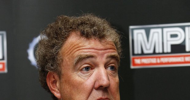 Jeremy Clarkson byl z pořadu odvolán kvůli tomu, že asistentovi produkce natáhl pěstí.