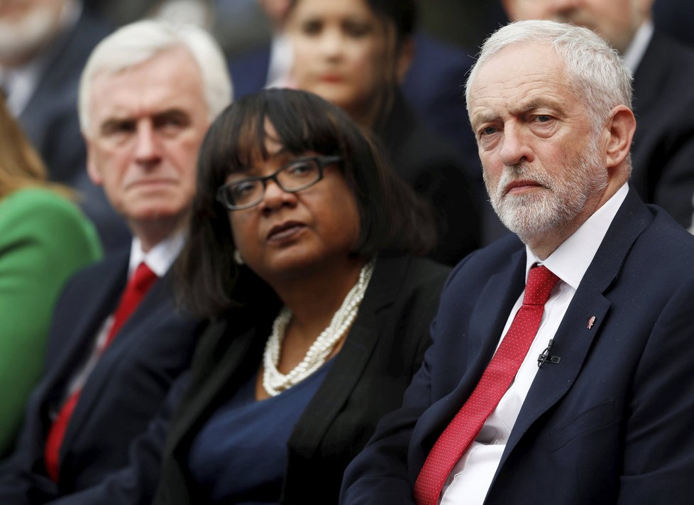 Lídr britských labouristů Jeremy Corbyn a vedle něj Diane Abbottová, u níž se spekuluje o vážné nemoci