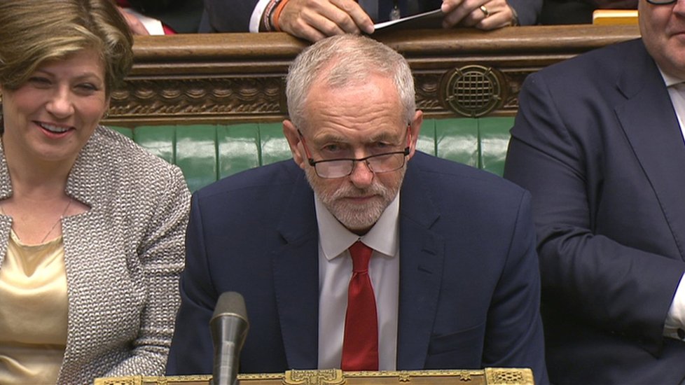 Jeremy Corbyn, který dlouhodobě bojuje za jaderné odzbrojení, premiérku tvrdě kritizuje.