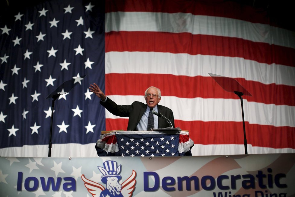 Bernie Sanders se prohlásil za „socialistu“ a vede v předvolebních průzkumech před Hillary Clinton.
