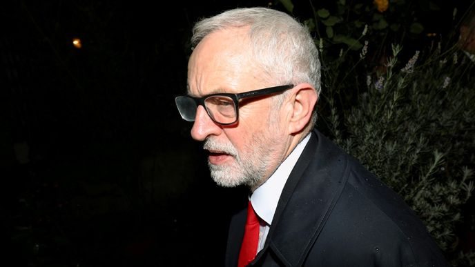 Labouristé Jeremyho Corbyna utrpěli ve volbách nebývalou porážku
