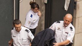 Učitele, který utekl se žačkou, odvádí francouzská policie