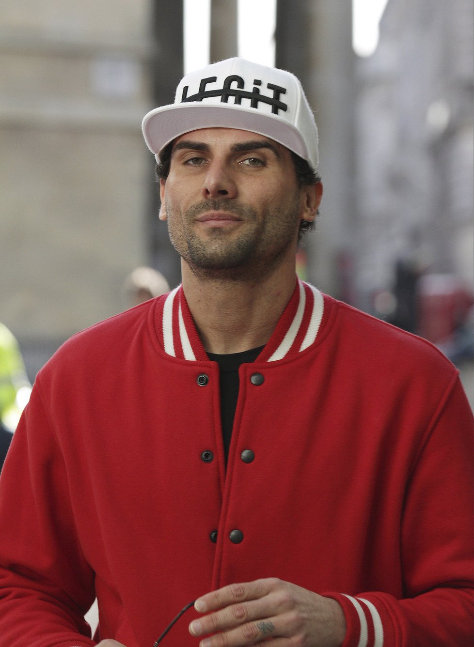 Jeremy Jackson se při hádkách ohání nožem.