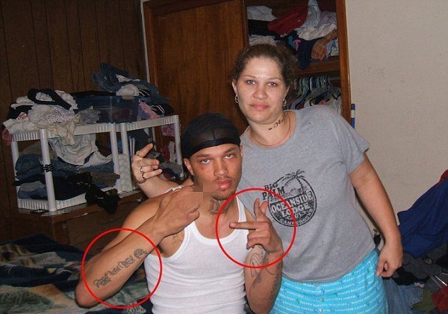 Meeks se svou sestrou. Tetování na předloktí a zkřížené prsty značí příslušnost ke gangu Cribs.
