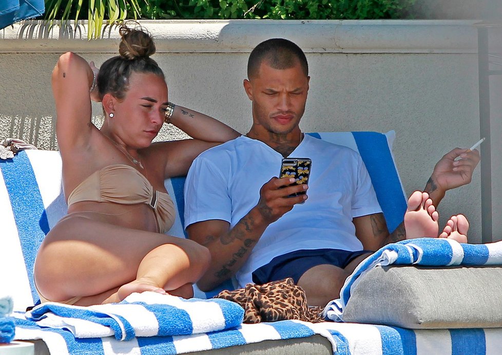 Nejvíc sexy kriminálník světa Jeremy Meeks o ženy nouzi nemá.