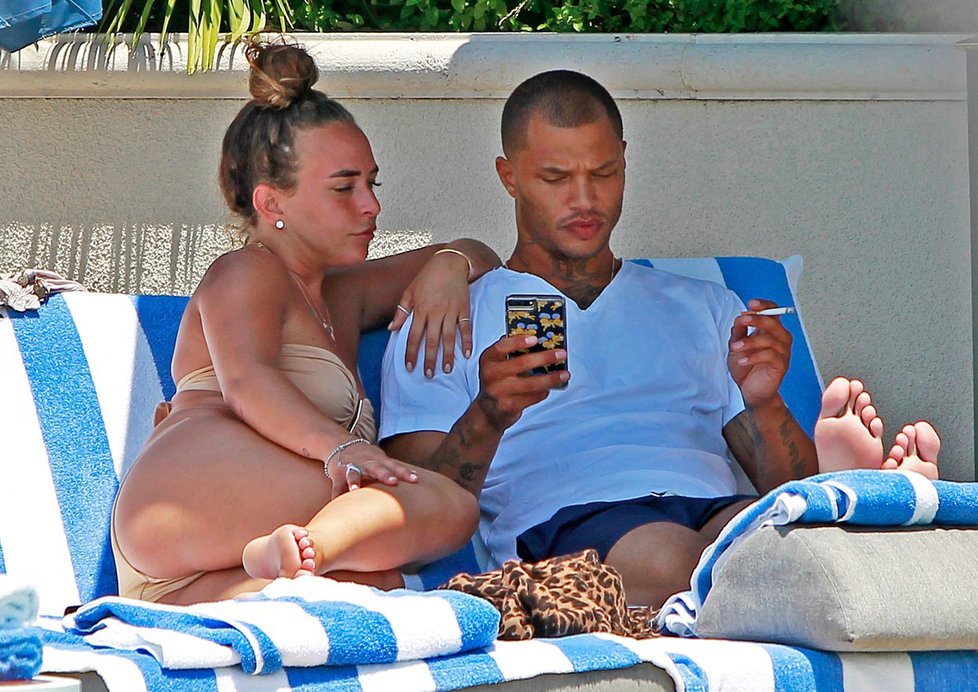 Nejvíc sexy kriminálník světa Jeremy Meeks o ženy nouzi nemá. Před pár dny teprve podepsal právní dokumenty k rozvodu a už si užívá s milenkou...