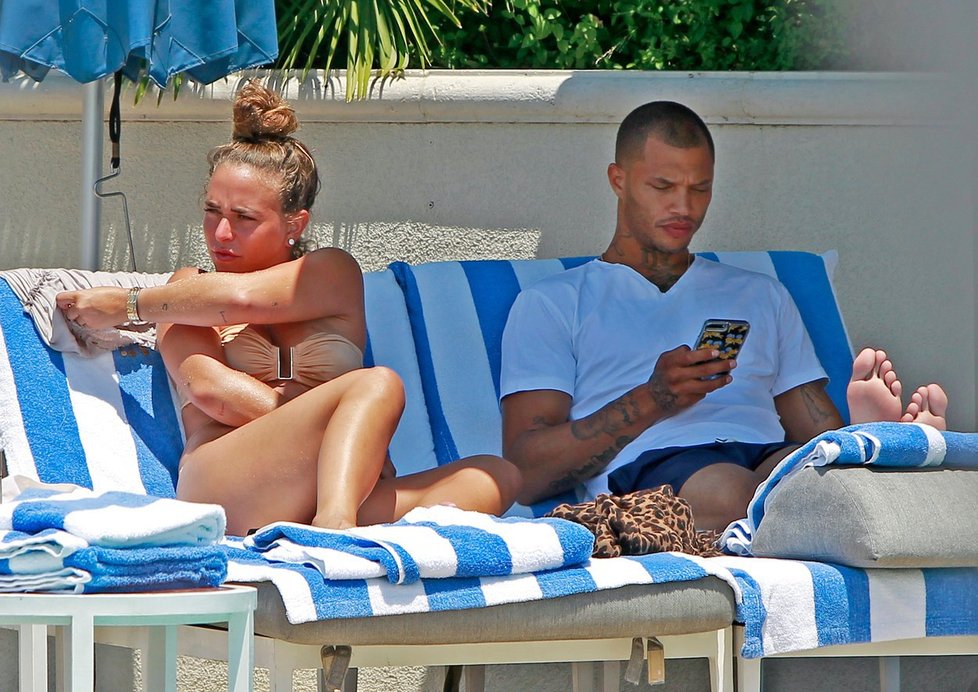 Nejvíc sexy kriminálník světa Jeremy Meeks o ženy nouzi nemá.