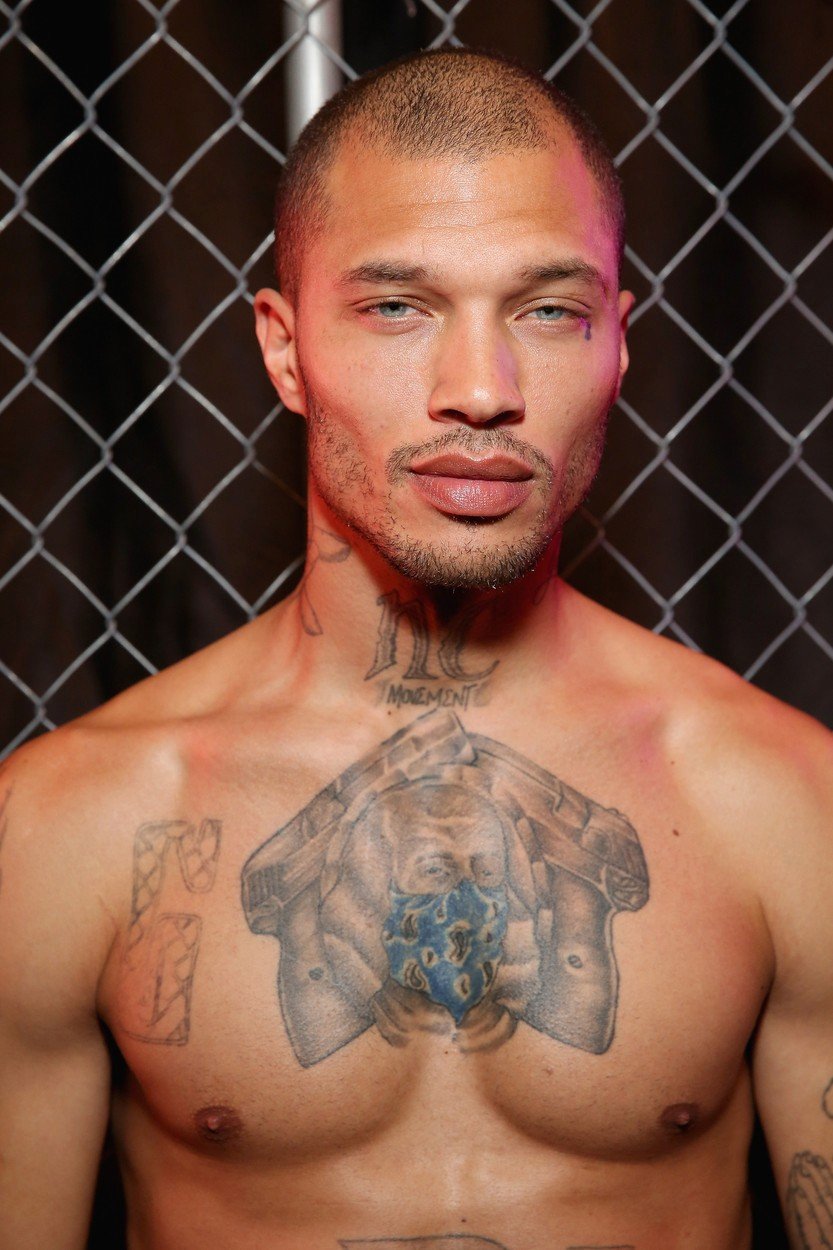 Nejvíc sexy kriminálník světa Jeremy Meeks o ženy nouzi nemá.