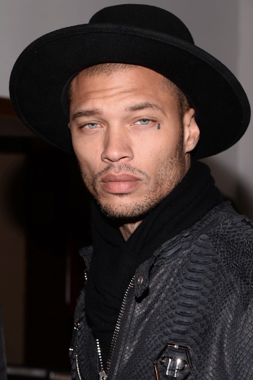 Nejvíc sexy kriminálník světa Jeremy Meeks o ženy nouzi nemá.