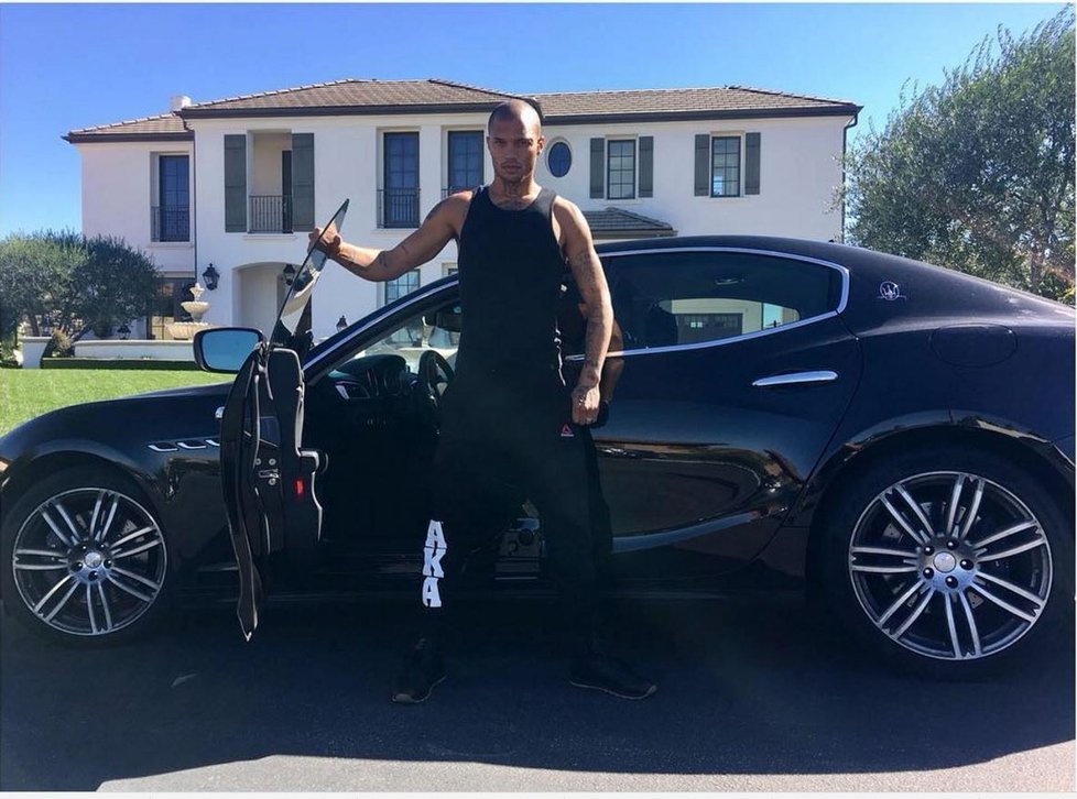 Díky smlouvě s modelingovou agenturou si mohl Jeremy Meeks koupit vilu i krásné Maserati.