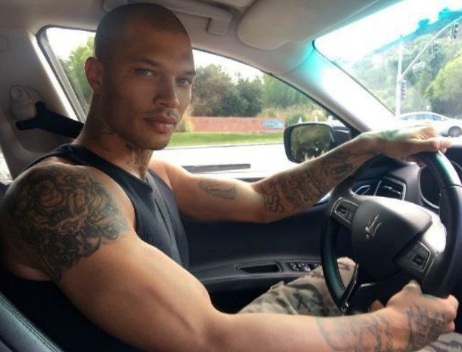 Díky smlouvě s modelingovou agenturou si mohl Jeremy Meeks koupit krásné Maserati. Za mřížemi o něm mohl jen snít.