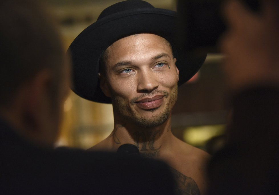 Kriminálník Jeremy Meeks ví, že je fešák.