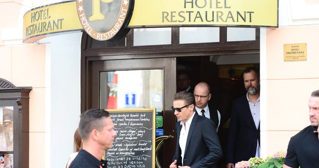Karlovy vary, 7.7., 16:53: Jeremy Renner jedl v restauraci, kde jedl  i Gott, Malkovich či Banderas.